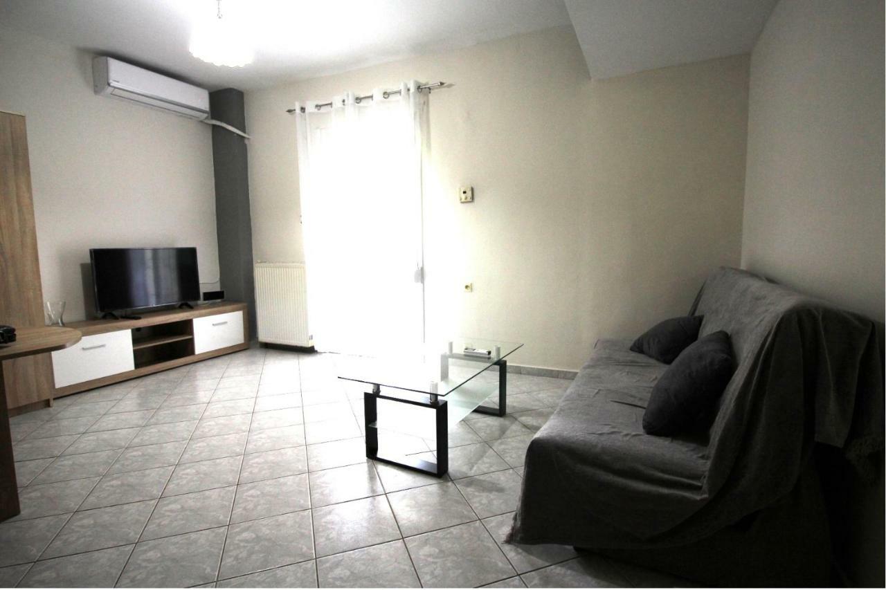 Dimitris Flat * Néoi Epivátai